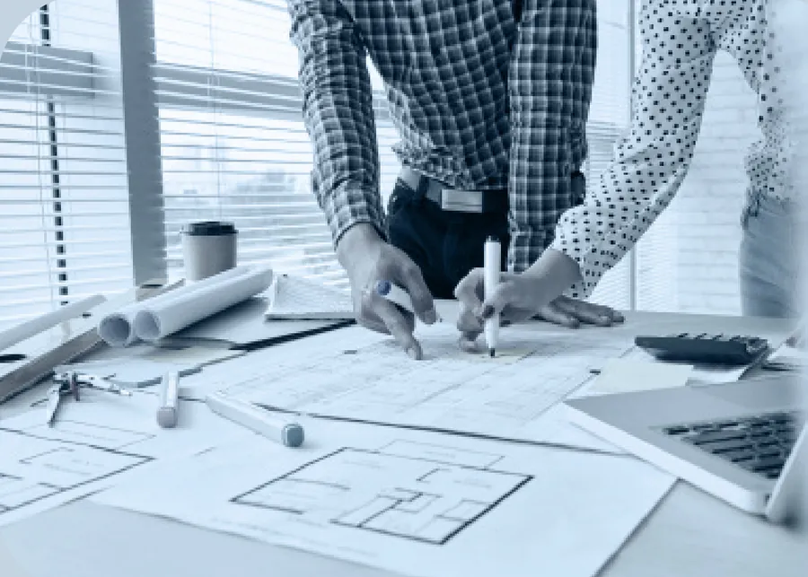 Progettisti al lavoro su una planimetria